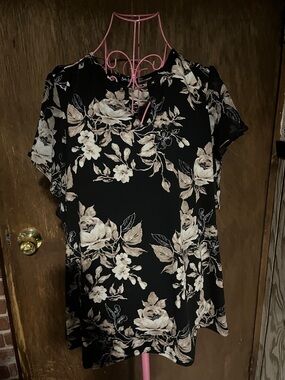 Floral Short-Sleeve V-Neck Top in Black and Cream